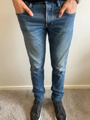 Replay Anbass Jeans - Replay Anbass Jeans i mycket fint skick med inga defekter! Mått längd 103,5 midja 41! Hör av er vid fler frågor🤝