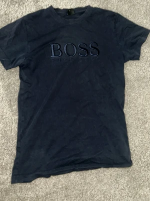 Mörkblå Hugo boss T-shorts  - Mörkblå Hugo boss T-shirt. Jag har använt den ett fåtal  gånger men den börjar bli för liten för mig. Pris kan diskuteras!