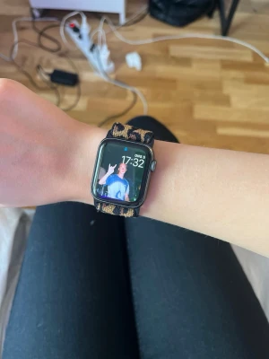 Apple Watch SE (2:a gen) 40 mm – fint skick - Apple Watch SE (2:a generationen) 40 mm i aluminium. Klockan fungerar perfekt och är i mycket fint skick utan sprickor eller andra skador.  * 40 mm * GPS * Aluminium * Fullt fungerande * Laddare ingår * Armband ingår * Återställd och redo för ny ägare  Pris: 2 000 kr (eller bud)