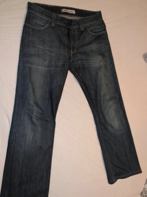 Levis 506 standard  - Snygga Levi’s 506 Standard med riktigt fina fades som ger jeansen en schysst vintagekänsla. Klassisk rak passform och en tidlös modell som funkar till det mesta. 