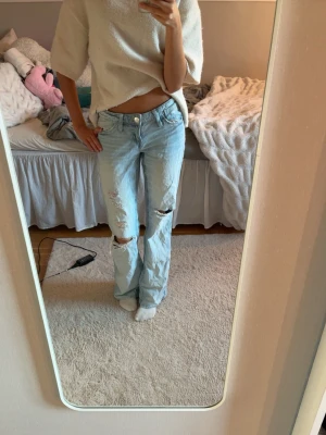 Ljusblå slitna bootcut jeans från gina - De är nästan oanvända men säljer då de inte används 