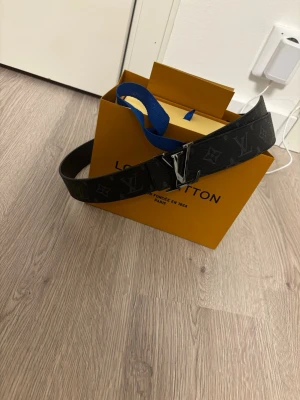 L V reversible bälte jao - Kan inte gå fel med denna, snart sommar, basic clean svart färg och andra sidan med sin vackra monogram. Kvaliten är guld, utseende och detaljer är utmärkta. Det är bara att skriva! Allt kan diskuteras, behövs fler bilder eller mer information kring bältet? Skriv, du kommer inte ångra det för detta bälte. Även priset kan diskuteras. 