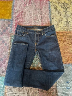 Nudie  - Säljer ett par ruggigt feta jeans från Nudie i en modell som jag inte riktigt vet vilken det är då lappen är borta, W31 L30. Innerben-71cm, benöppning-15cm, midja-39cm. Tveka inte på att höra av dig vid frågor🙌