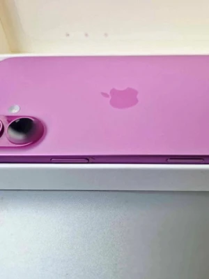 Lila iPhone med dubbla kameror - Snygg lila iPhone med stilren design och dubbla kameror på baksidan. Telefonen har en matt glasbaksida och aluminiumram. Perfekt för dig som vill ha en färgglad och modern mobil med Apples klassiska logga på baksidan.