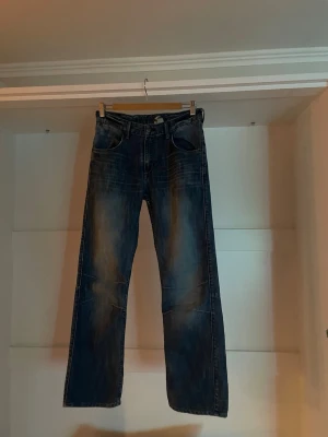 Blå jeans - Sköna, blir hyfsat lowaist på