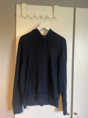 Kashmir Hoodie - Kashmir Hoodie från märket Bugatti | fint skick utöver defekt på bild 2, men märks eller syns inte då ytterst litet och täcks utav luvan! | storlek S passar även m | skriv vid frågor!