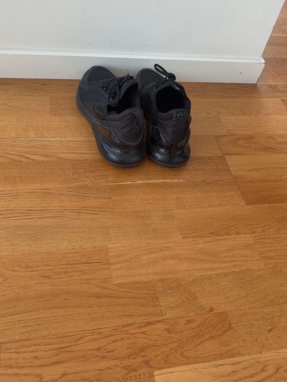 Helvita svarta sneakers med meshdetaljer - 1