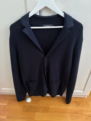Cardigan från Dressmann - En schysst kofta ifrån Dressman i storlek M och i en marinblå färg, Priset är förhandlingsbart så bara att buda på.