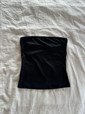 Svart bandeau tubtopp - Svart tubtopp, knappt använd💕