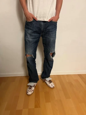 *Levi’s 514* - Ett par ytterst unika jeans från Levi’s. Med snygg tvätt och perfekta slitningar är detta ett mycket eftertraktat plagg. Storleken är följande W34/L32, med bälte passar den allt från W29. Hör av dig vid frågor!