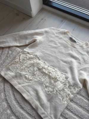 Populär Zara tröja  - Säljer denna populära Zara tröja med spets, använd två gånger. Kom med bud gärna!