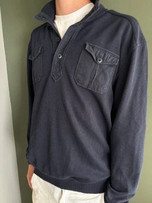BRAX Overshirt - En lite schystare overshirt ifrån Brax!           Nypris - ca 1500kr Storlek - M                                                 Mått - A: 42 B : 46 C: 44 D: 64 (cm)                 OBS! På första bilden ser mönstret konstigt ut, har blivit något fel. Den ser inte ut så egentligen. Se bild 2 för att se en bättre bild av mönstret.                                                                 Priser kan diskuteras vid snabb affär, skickas samma dag eller dagen efter!🚚💸