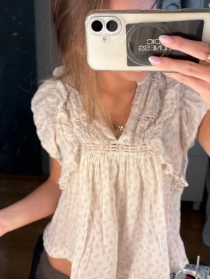 Ljusbeige blus med volanger - Söt ljusbeige blus med småblommigt mönster och volangdetaljer❤️‍🔥den är använd sparsamt och i nästan nyskick, från märket neo noir i storlek 34❤️‍🔥❤️‍🔥❤️‍🔥❤️‍🔥