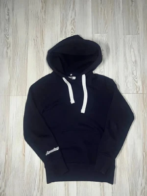 Russemerch hoodie - Säljer min mörkblå Russmerch hoodie då den tyvärr inte kommer till användning längre. Riktigt mjuk och skön kvalitet i väldigt fint skick, helt utan fläckar eller slitage. ​Bara att höra av dig om du har frågor eller vill ha fler bilder!