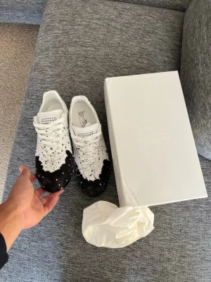 Maison Margielas Gats - Säljer mina Margielas då jag har slutat använda de, de är i sjukt fint skick lite smutsiga på sulan men annars otroligt fina. Hör av er för fler bilder eller andra funderingar 