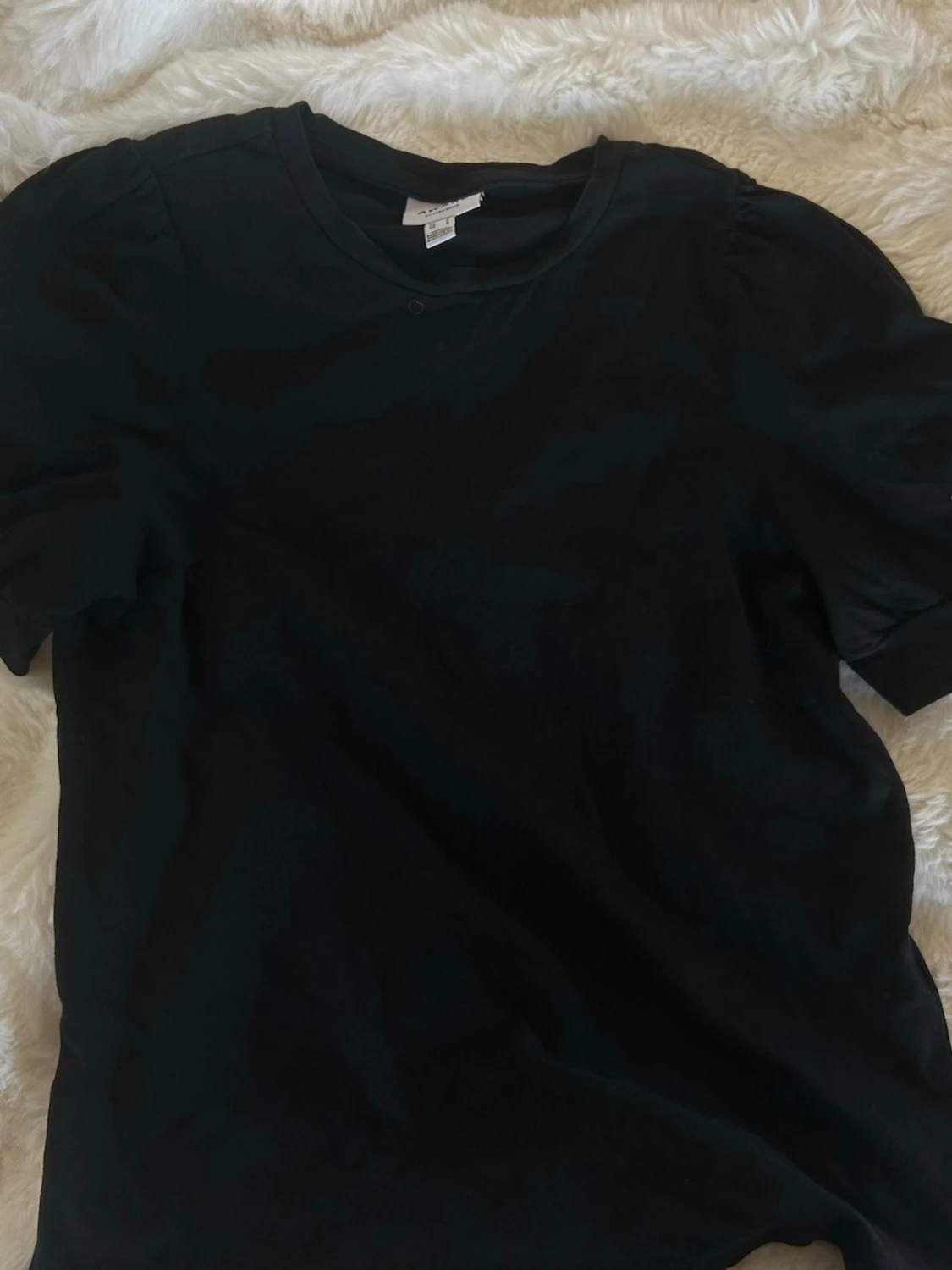 Svart puffärmad t-shirt