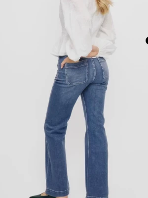 Blå bootcut jeans med fickor - Jätte snygga jeans, helt nya som jag bara använt en gång sen insåg att dom var för stora, slutsålda på många ställen!!🥰storlek w28/L32