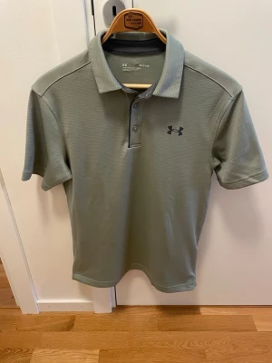 Golf piké - Tja säljer en helt ny aldrig använd golf piké från under armor nypris ligger runt 949 men säljer nu för ändast 349kr. Helt ny inga synliga defekter perfekt till golfsäsongen. Hör gärna av er vid minsta lilla fundering!  Storlek s men passar som M 