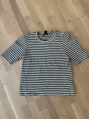 Randig t-shirt från Lindex S - En svartvit randig t-shirt från Lindex, storlek S. Material: 100% bomull