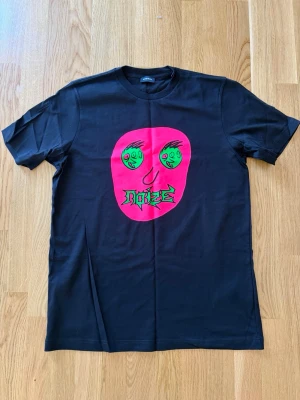 Diesel tshirt strl S oanvänt - Helt nytt och oanvänt Diesel T-shirt. Storlek S. Fit är mer avslappnad och känns som M. Fick det men använder det inte. Skick 10/10.