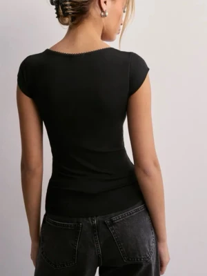 Nelly ”romance shape top” - Snygg och populär svart tshirt med en söt spetskant som ger en extra detalj. Knappt använd 