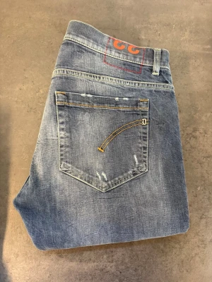 Blå slitna jeans från Dondup W33 - Säljer nu dessa feta Dondup George jeans. Org slitningar från fabrik.  Skick 5/5. Storlek 33. Hör av er vid frågor 🙌 // Milton 