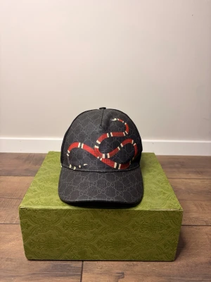 Gucci keps med orm  - Gucci keps med orm 🐍, storlek xl. Kepsen är 100% autentisk ✅. Hör av dig vid intresse 😁