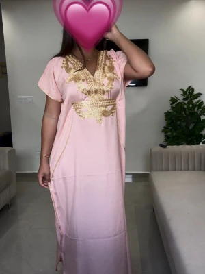 Rosa gandoora💗 - Klänningar är one size och är designade för att passa olika kroppstyper. På insidan finns ett justerbart band i midjan, så att du enkelt kan anpassa passformen🤍 Modellen är 165 cm