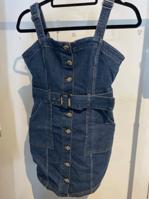 Jeans klänning  - En jeansklänning i storlek 38.