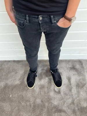 Diesel jeans mörkgrå - Hej! Mörkgrå diesel jeans i nyskick säljes! Modellen på bilden är 191cm och väger 78kg. Passformen på jeansen är slim och har storleken W31/L32. 95% bomull 3% polyester och 2% elastan. Hör av dig! 🙌