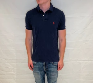 Polo Ralph Lauren Custom Fit Polo - Marinblå pikétröja i bomull, Custom Fit, begagnad i mycket gott skick.