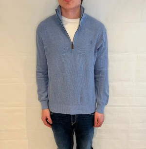 Polo Ralph Lauren Prima Cotton Half Zip Light Blue Men's - Begagnad half zip-tröja i ljusblått, 100% bomull. Mycket fint skick.