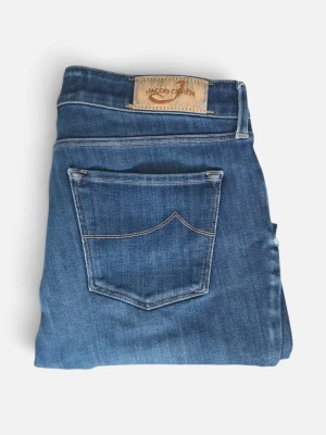 Blå smala jeans från Jacob Cohen - 🏷️ Märke: Jacob cohën 👕 Produkt: Jeans 📏 Storlek: W31 📐 Passform: Slim 🎨 Färg: Blå ✨ Skick: Bra begagnat skick 📌 Defekter: Ett litet hål vid benet och en slitning mellan benen 💸 Pris: 419kr