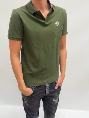 Moncler piké - Jävligt goe piké från Moncler som är köpt i Italien 🇮🇹 i Florence köpte den för 3000. Jag är 190 väger 75 kg 