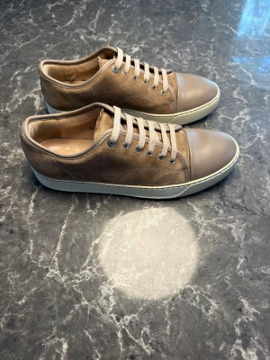 Lanvin uk8 - Säljer ett par otroligt snygga skor från det exklusiva märket lanvin! Skorna är i bra skick, skulle säga ungefär 7/10 och säljs i befintlig skick. Nypris ligger på över 4000kronor men vi säljer våra för endast 1599 och kan gå ner i pris ännu mer vid snabb affär! Skorna är i storlek 42/uk8 och men är lite stora i storleken. Skriv gärna ifall det är några funderingar, allt bästa SkoKapet