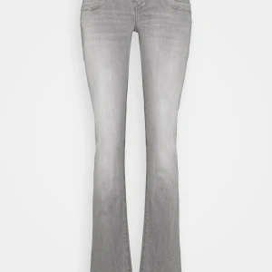 Grå bootcut jeans - Jätte fina ltb jeans 💗säljer för att dom tyvär inte används längre storlek w 30 L 34