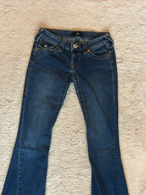 Blå bootcut jeans True Religion - True religion jeans med bra skick 