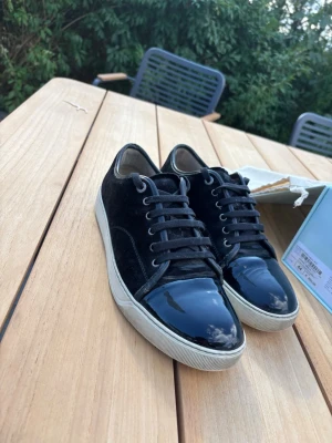 Lanvin sneakers i topp skick - Svarta lanvins med glans i Storlek 44