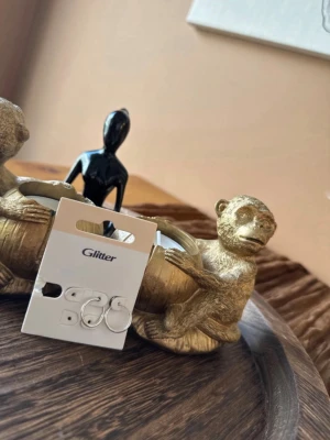 Silverfärgade hoops från Glitter - Säljer ett par stilrena, små silverfärgade hoop-örhängen från Glitter. De har en enkel och klassisk rund form som passar till många olika looks. Perfekta för dig som gillar minimalistiska accessoarer.