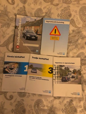 Körkortsböcker och häften för B-körkort - Säljer ett komplett set med kurslitteratur för B-körkort. Paketet innehåller Körkortsboken, Vägmärkesförteckning, Första och Tredje körhäftet samt häfte om vägmarkeringar. Böckerna är i färg och har tydliga bilder och illustrationer. Perfekt för dig som ska ta körkort.