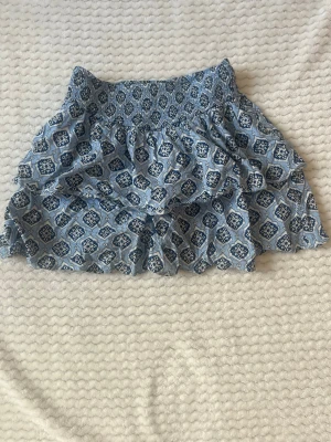 Blå volangkjol från Gina Tricot - Supersöt blå kortkjol från Gina Tricot.Nytt skick inte synligt andvänd