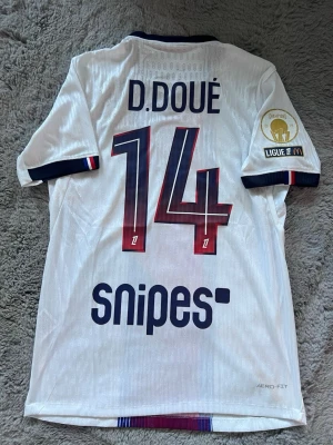 PSG 26/27 Doue - En PSG 26/27 Desire Doué spelar version, storlek L