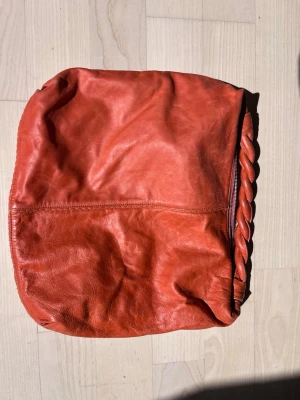 Reiss läder väska - En mycket fin Reiss läderväska i mjukt högkvalite läder. Kvaliten och skicket på hela väskan är mycket bra. Ställ gärna frågor.