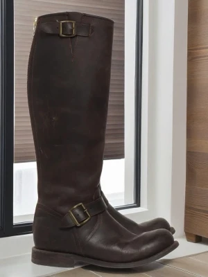 Mörkbruna höga läderstövlar Vintage - Säljer mina primeboots engineer high zip i en brun vintage modell! Väl använda men fortfarande jättesnygga. Perfekt till festival, konsert eller en snygg cool outfit.   Nypris: 2 399, 00 kr