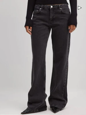 NA-KD jeans med låg midja  - Jätte snygga och populära NA-KD Jeans med låg midja i den mörkgråa färgen
