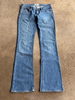 Lågmidjade jeans - (Bilder från personen jag köpte av) Lågmidjade Abercrombie & Fitch jeans köpa på Depop i USA! Måtten är därav i inches😇 size 2