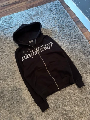 Demont ”Star” Trackjacket  - Yo säljer min Demont ”STAR” Trackjacket. Tröjan är i använt skick med han mycket liv kvar! Är öppen att förhandla!