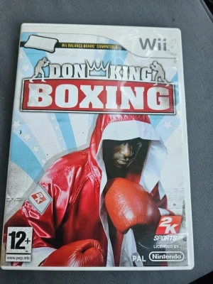 Don King Boxing till Nintendo Wii - Don King Boxing är ett sportspel till Nintendo Wii där du kan boxas mot licensierade proffsboxare. Omslaget är vitt och blått med en boxare i röd och vit boxningsrock och röda handskar. Spelet är kompatibelt med Wii Balance Board och har flerspelarläge.