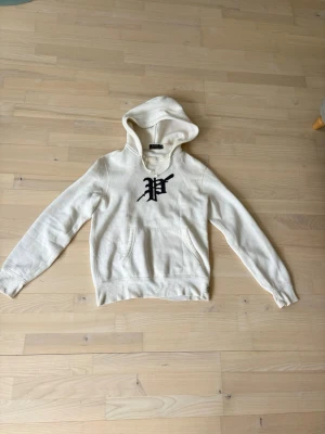  Ralph Lauren  - En crémervit hoodie från Polo Ralph Lauren. Sällsynt och är i mycket bra skick. Pris kan diskuteras vid snabb affär.