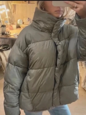 Grön dunjacka H&M  - Supersnygg dunjacka i kakigrön färg! Har två små prickar på ena sidan, men inget man tänker på och går säkert att tvätta bort 🤎